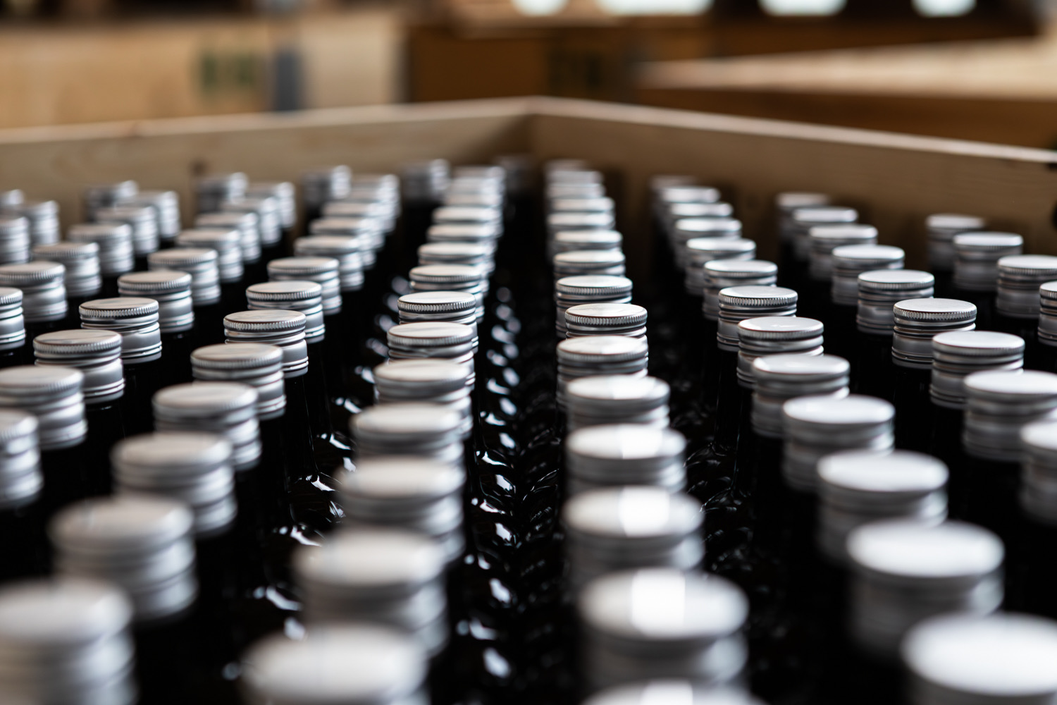 Abgefüllte NUI NONI Flaschen in der Produktion